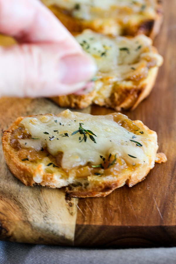 French Onion Cheese Toasts – Cheesy, Oniony Goodness